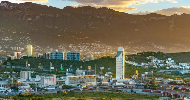 Fachada de Centro Médico AVE en Monterrey